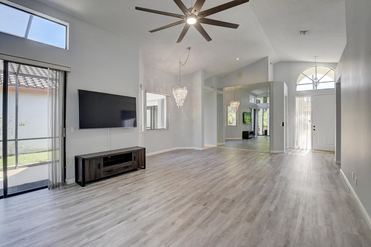 10201 Lexington Lakes Blvd N - Photo 5 of 40