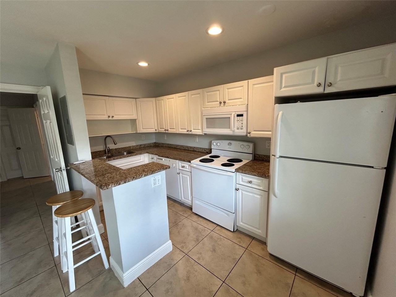 921 Ne 17th Ave #2 - Photo 2 of 10