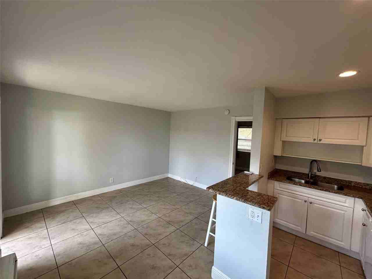 921 Ne 17th Ave #2 - Photo 3 of 10