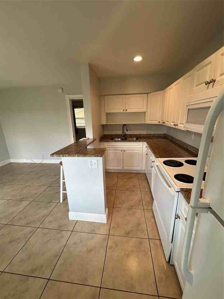 921 Ne 17th Ave #2 - Photo 4 of 10