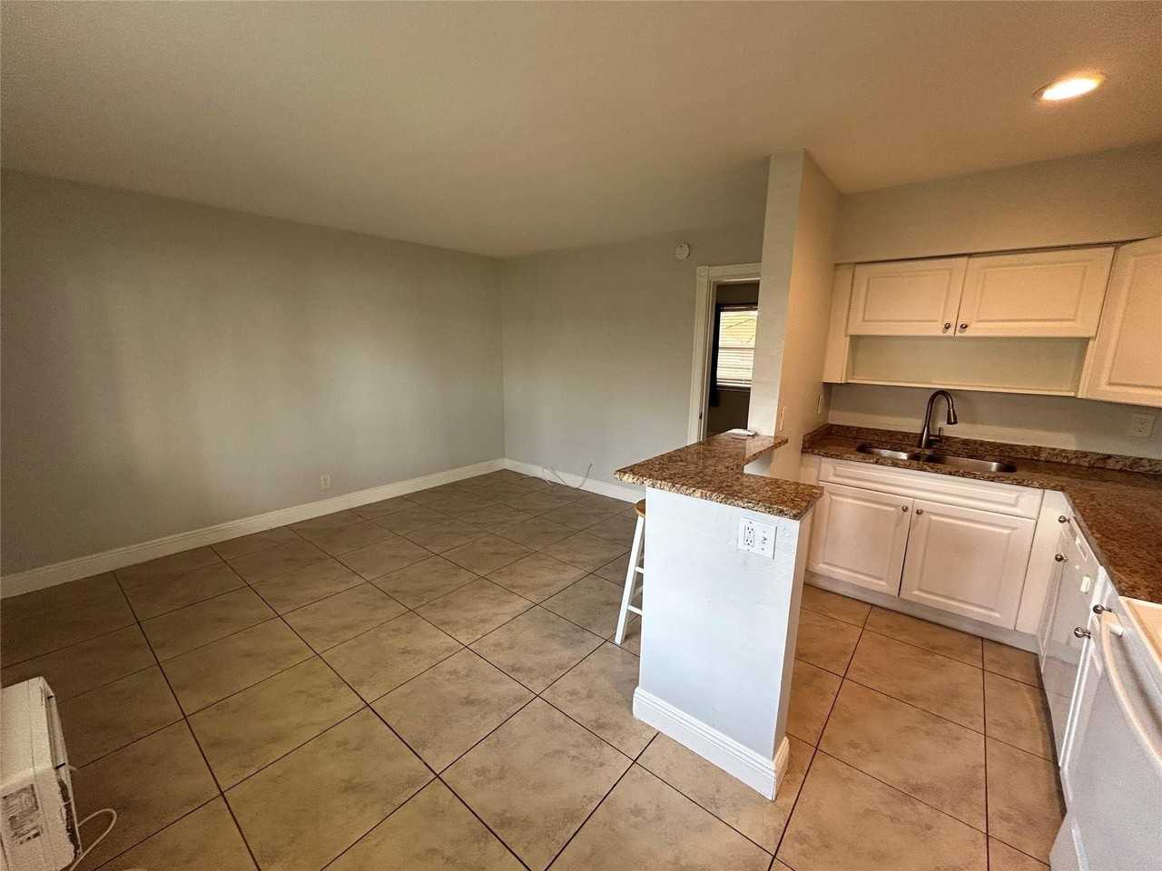 921 Ne 17th Ave #2 - Photo 5 of 10