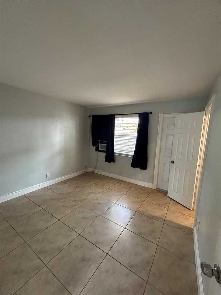 921 Ne 17th Ave #2 - Photo 6 of 10