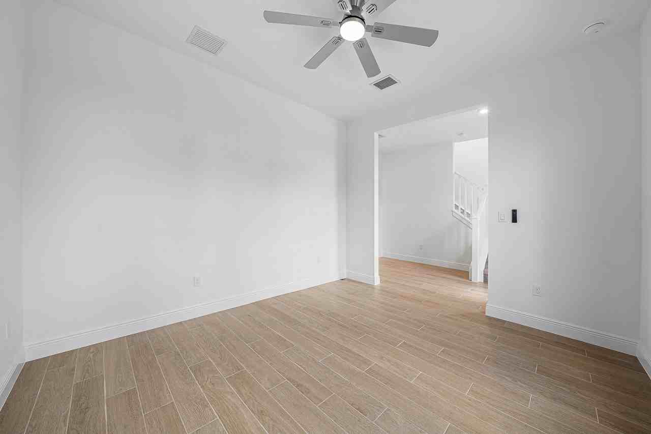920 SW Newfield Avenue - Photo 7 of 50