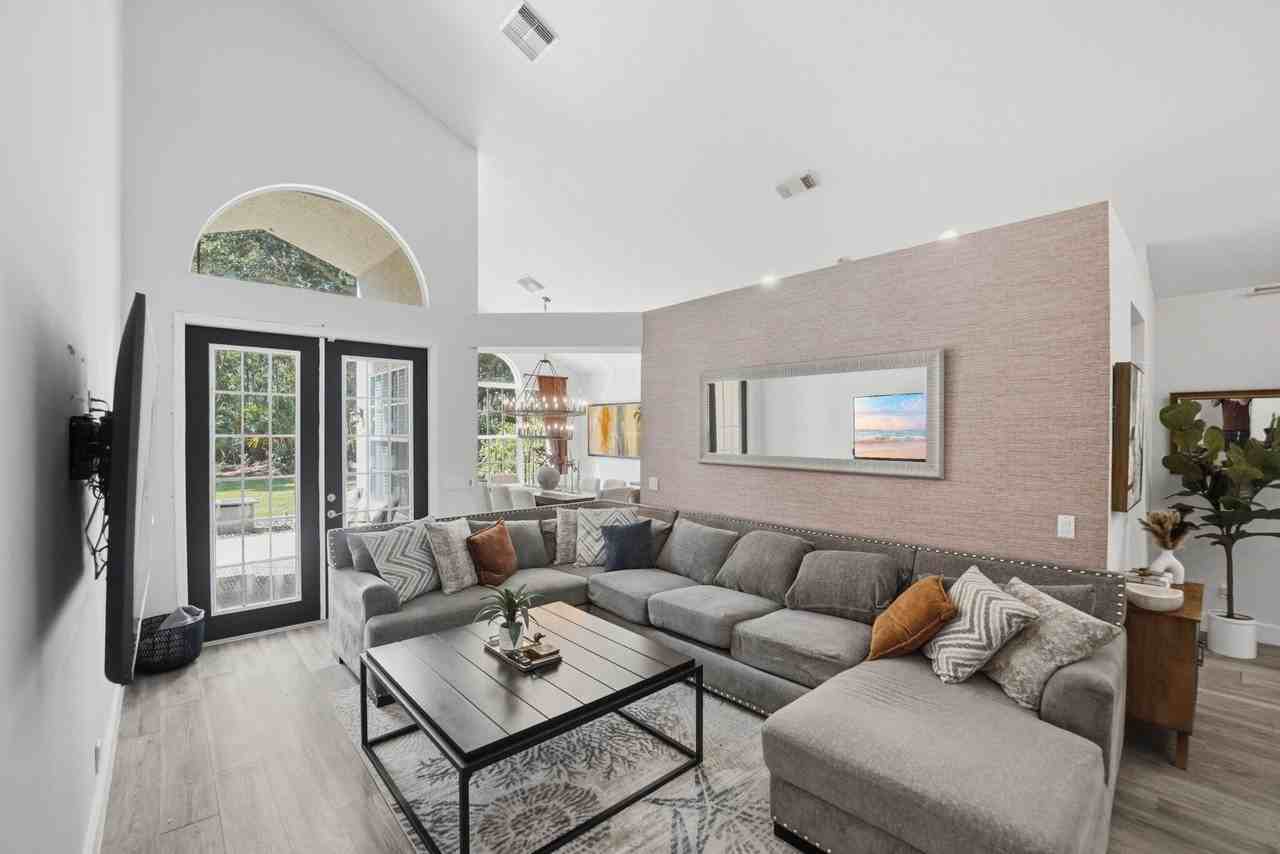 609 Sw Saint Thomas Cv - Photo 3 of 43