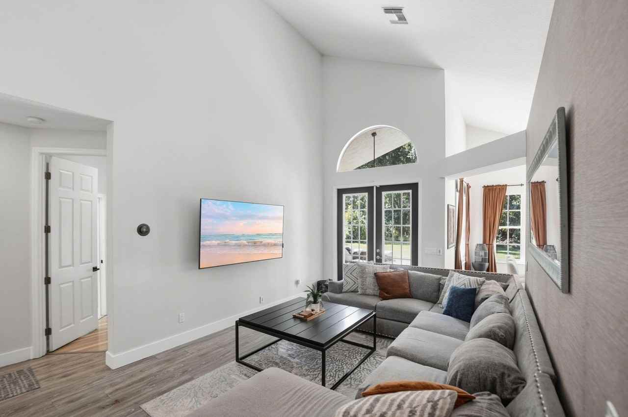 609 Sw Saint Thomas Cv - Photo 4 of 43