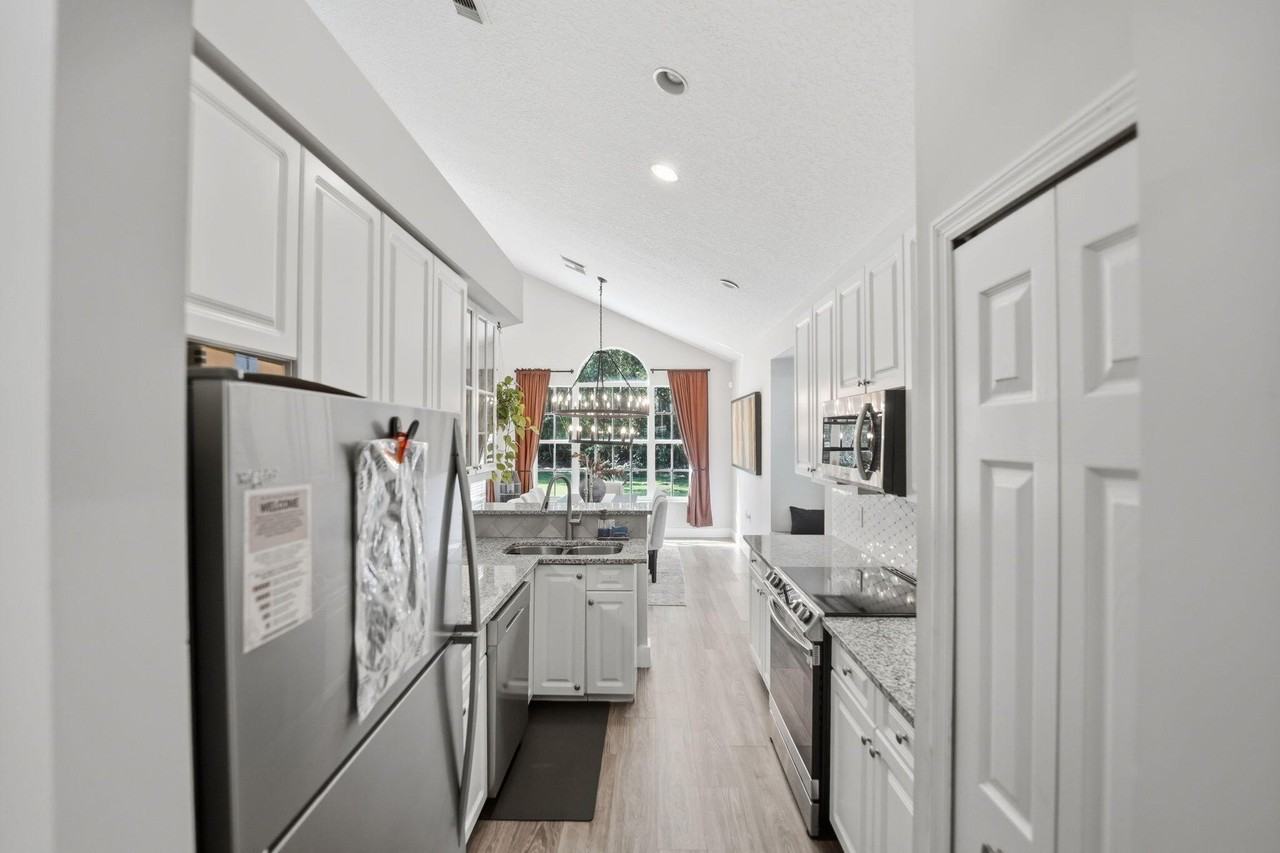 609 Sw Saint Thomas Cv - Photo 6 of 43