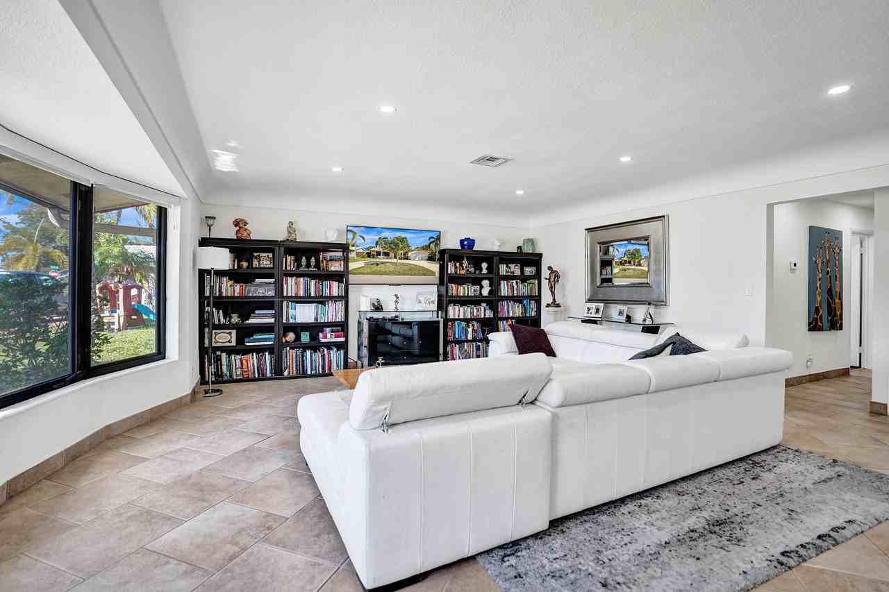 1520 Ne 53rd St - Photo 5 of 50