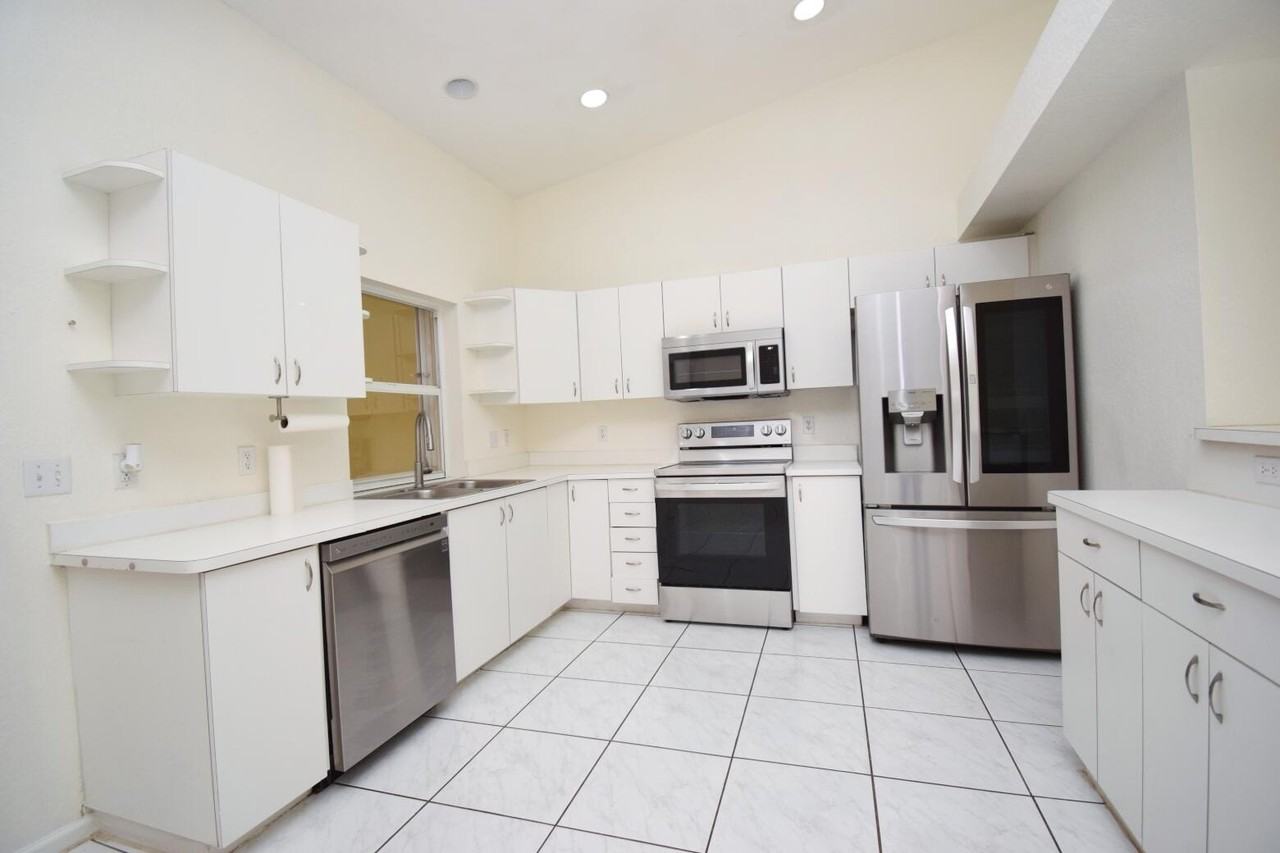 1520 Nw 97th Ave - Photo 3 of 22
