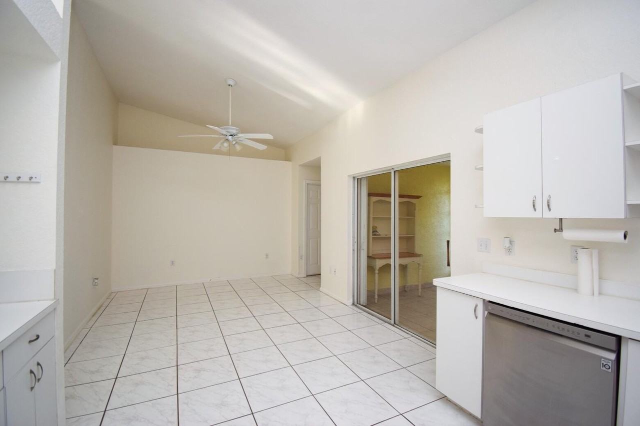 1520 Nw 97th Ave - Photo 4 of 22