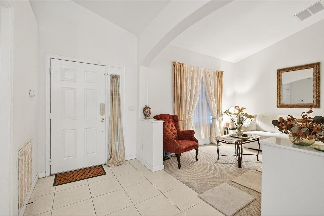 1058 Sw Locke Ave - Photo 4 of 46