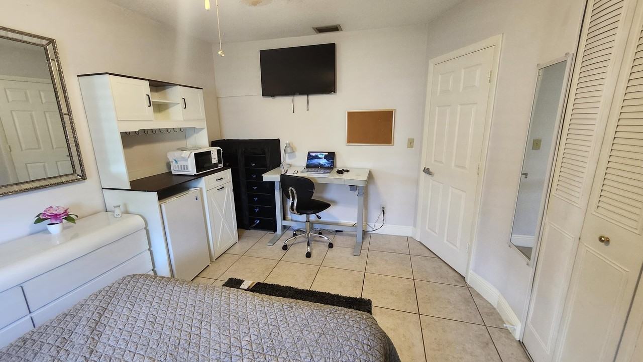 1726 Nw 82nd Ave - Photo 7 of 11