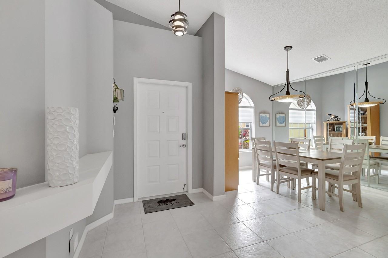 6129 Heliconia Rd - Photo 6 of 33