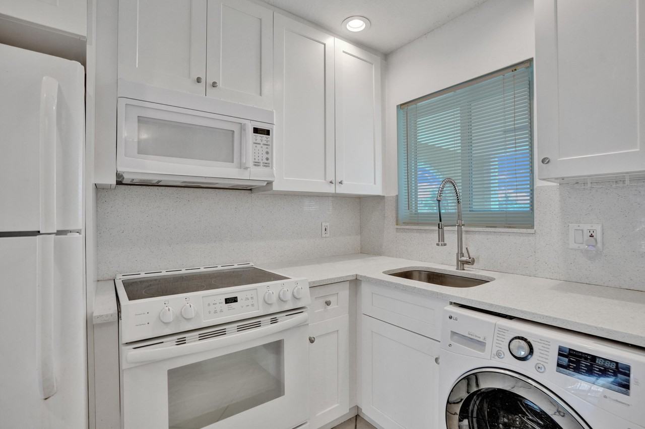 2311 Ne 36th St #2F - Photo 5 of 23
