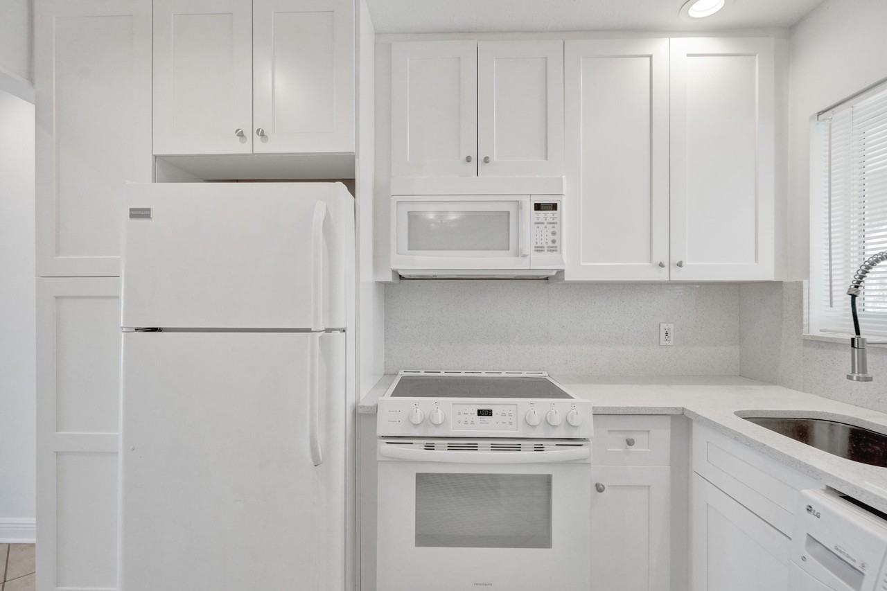 2311 Ne 36th St #2F - Photo 7 of 23