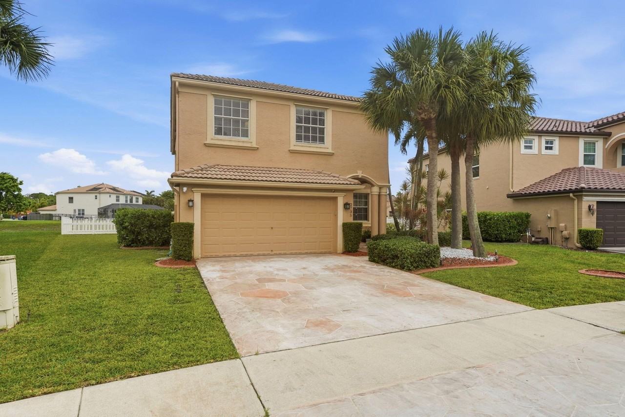 2753 Misty Oaks Cir - Photo 3 of 50