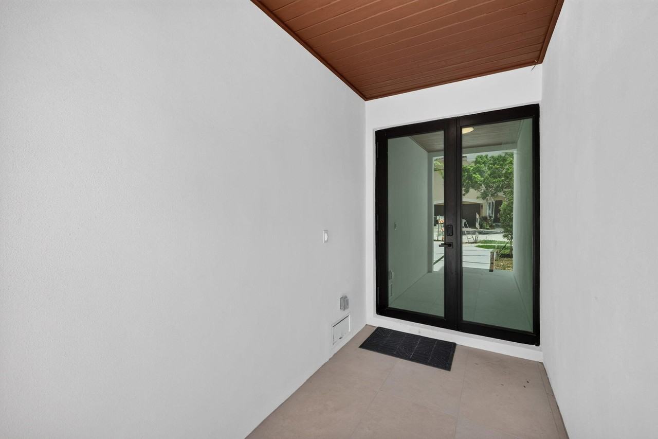 704 Sw 9th St - Photo 4 of 50