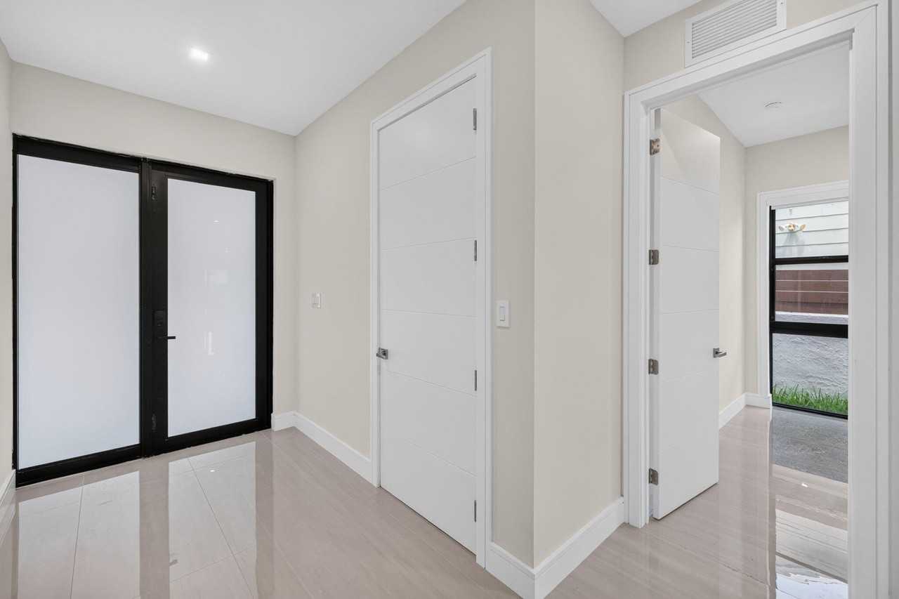 704 Sw 9th St - Photo 5 of 50
