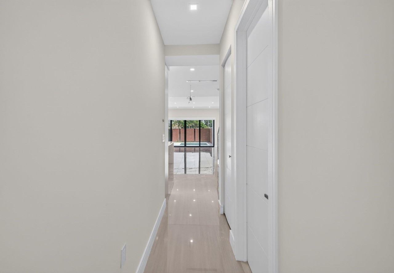 704 Sw 9th St - Photo 6 of 50