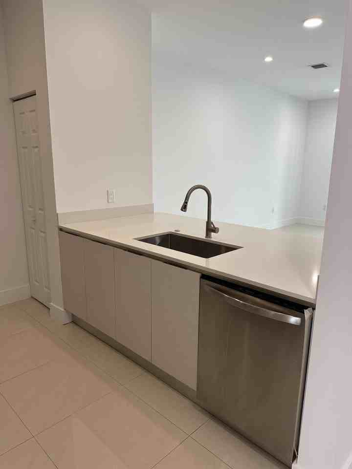 815 Ne 17th Ave #3 - Photo 3 of 27