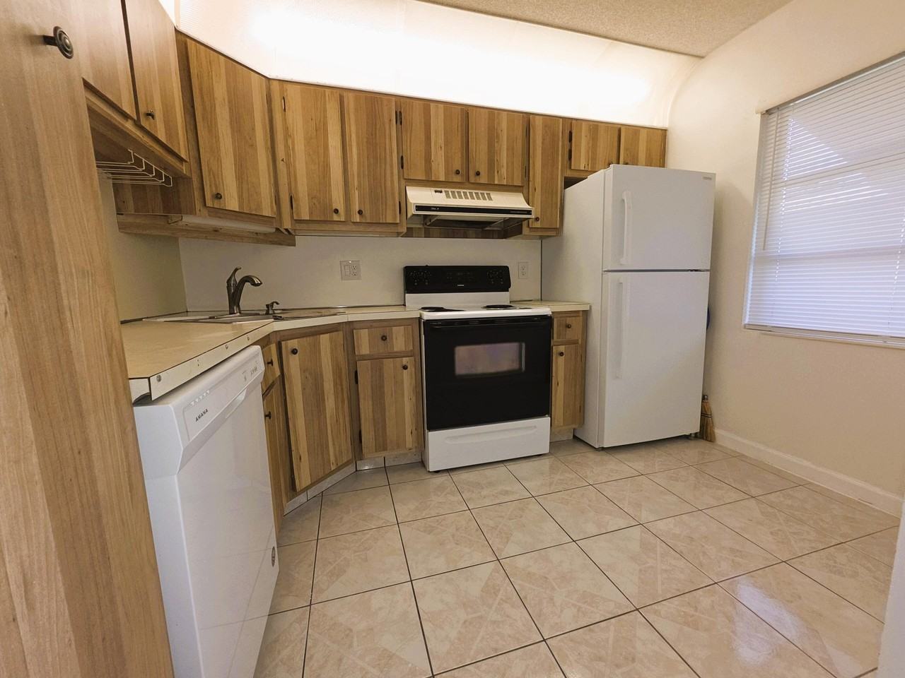 5445 Glenda St - Photo 3 of 32