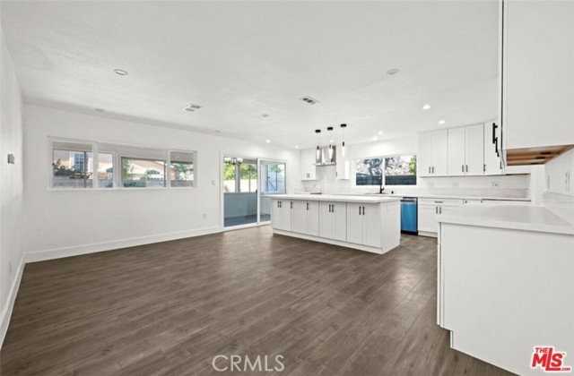 6257 Lindley Ave - Photo 4 of 8