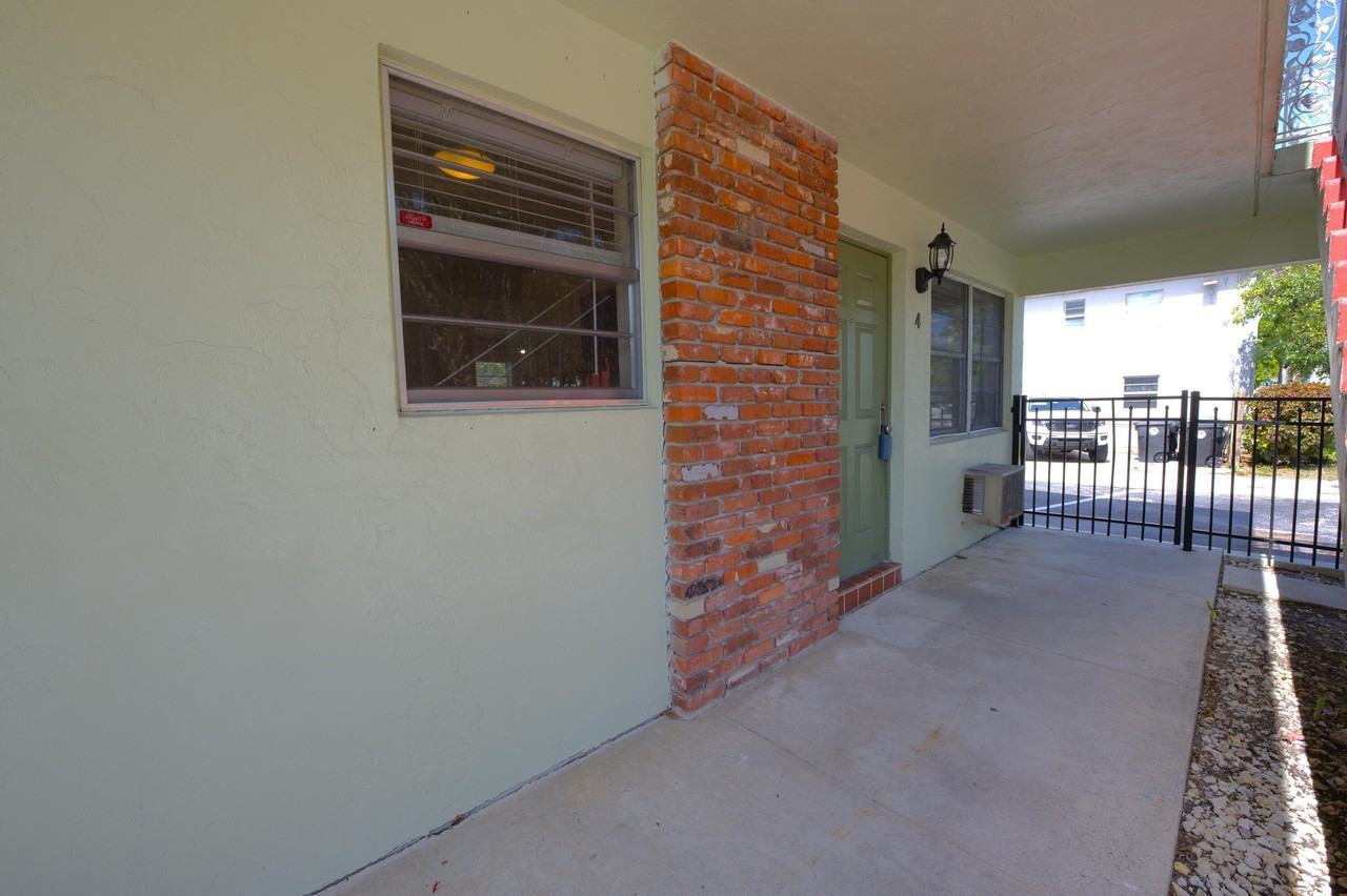 220 Lucerne Ave #4 - Photo 5 of 27