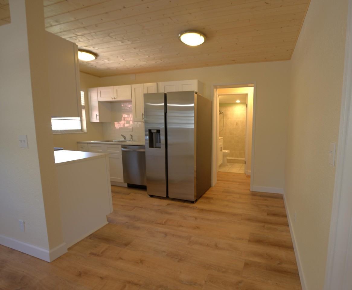 220 Lucerne Ave #4 - Photo 7 of 27