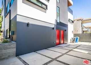 5638 Woodman Ave - Photo 4 of 8