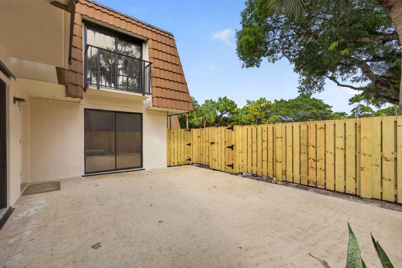 183 Charter Way - Photo 3 of 41