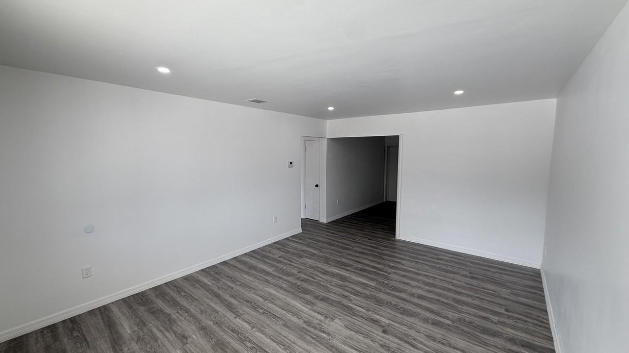 1063 Nw 108th Ter - Photo 5 of 17