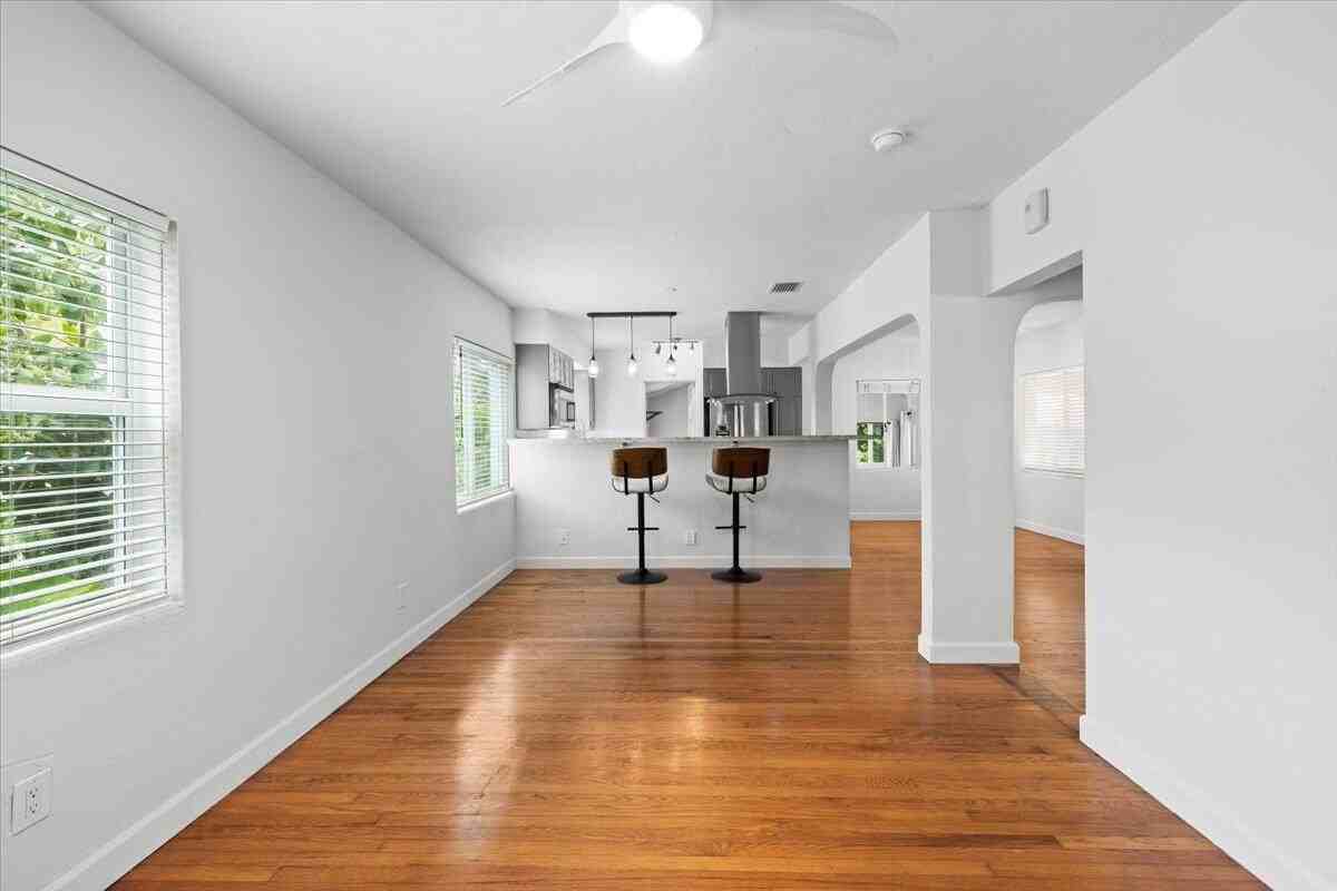 305 Ne 14th Ave - Photo 7 of 34