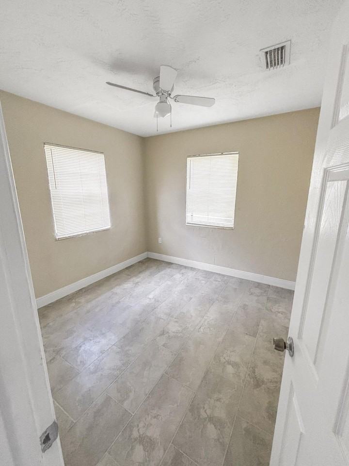 3045 Nw 68th St - Photo 4 of 9