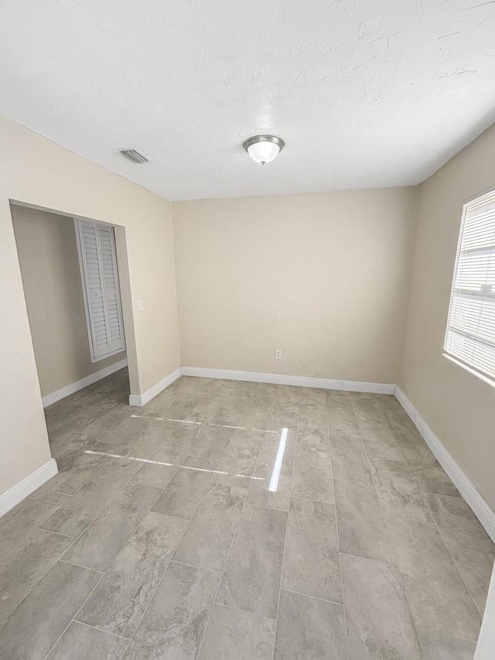 3045 Nw 68th St - Photo 5 of 9