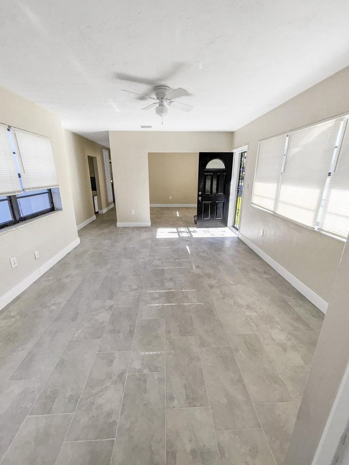 3045 Nw 68th St - Photo 6 of 9