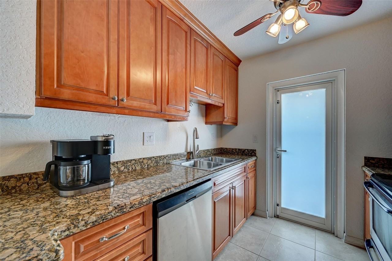 2020 Ne 56th St #204 - Photo 4 of 34