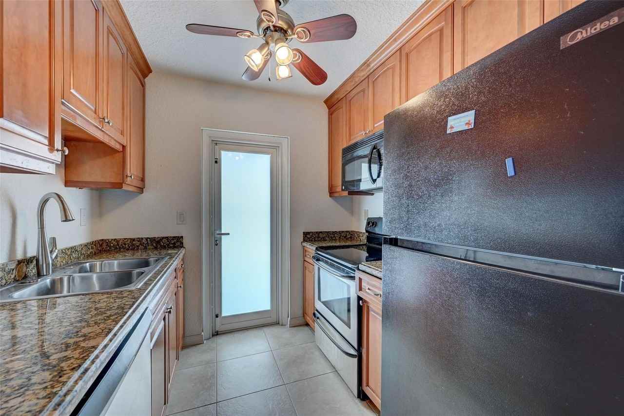 2020 Ne 56th St #204 - Photo 5 of 34