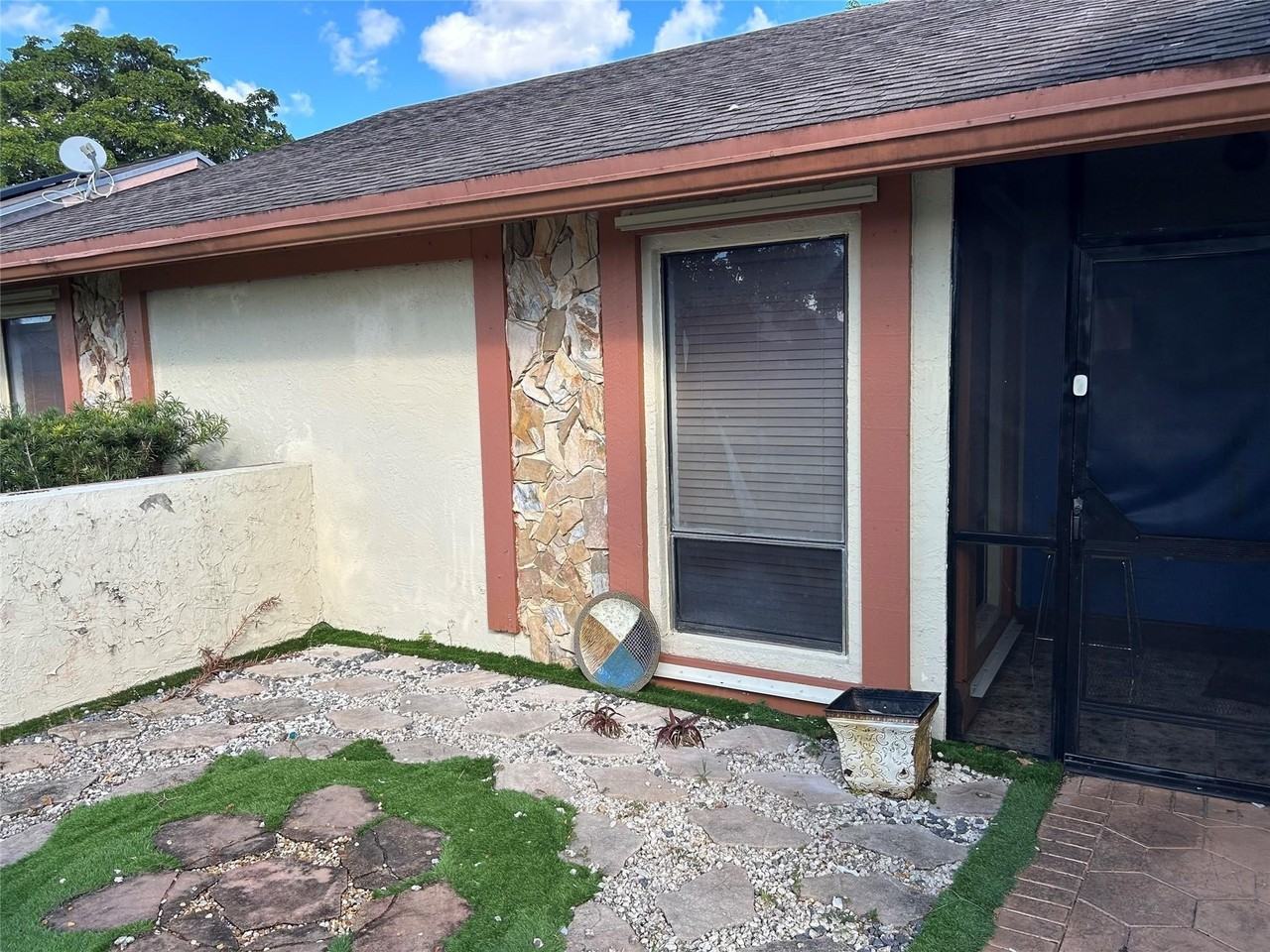 4770 Nw 85th Ave - Photo 5 of 44