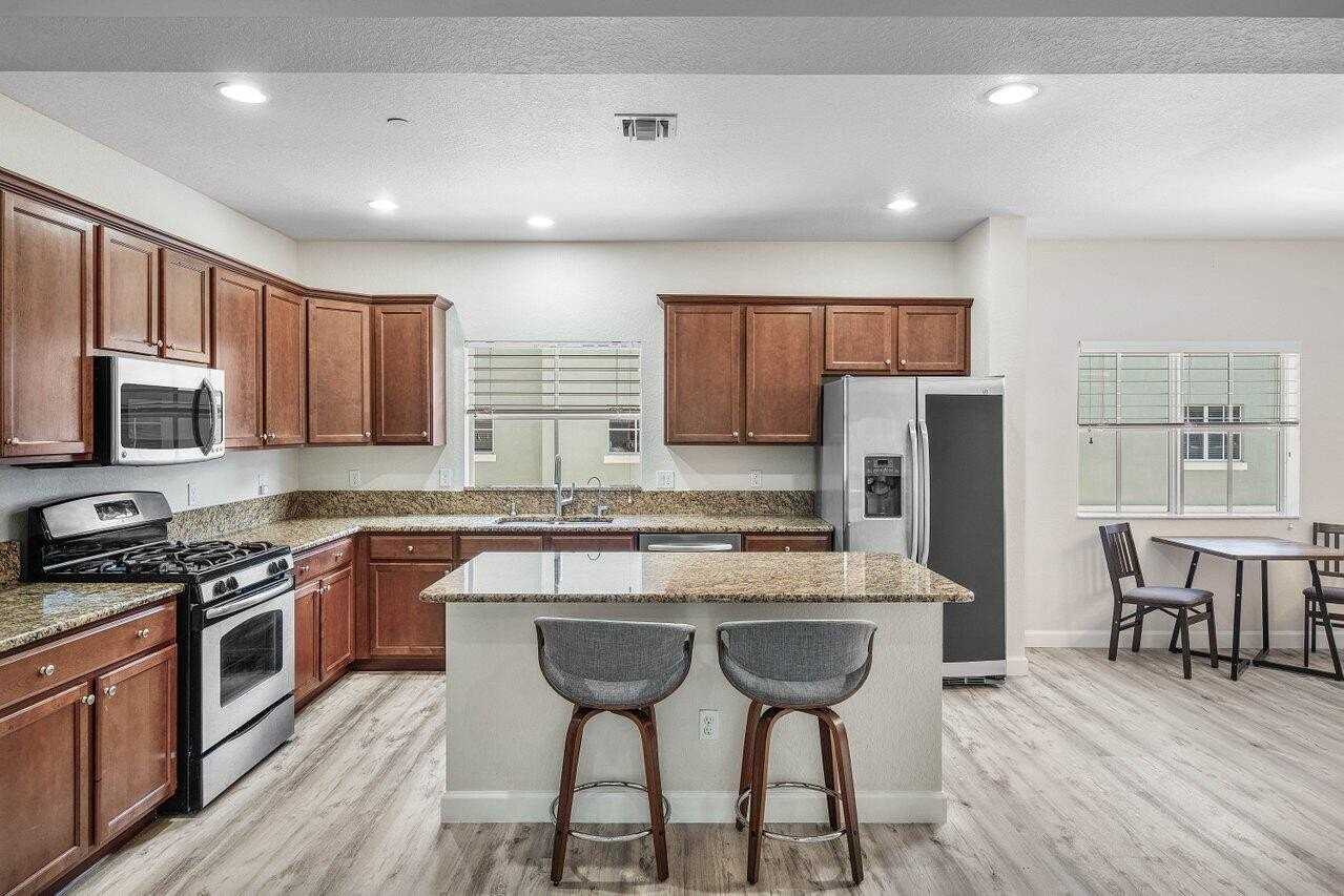 48 Nw Hawthorne Pl - Photo 2 of 32