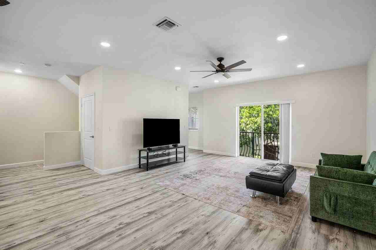 48 Nw Hawthorne Pl - Photo 7 of 32