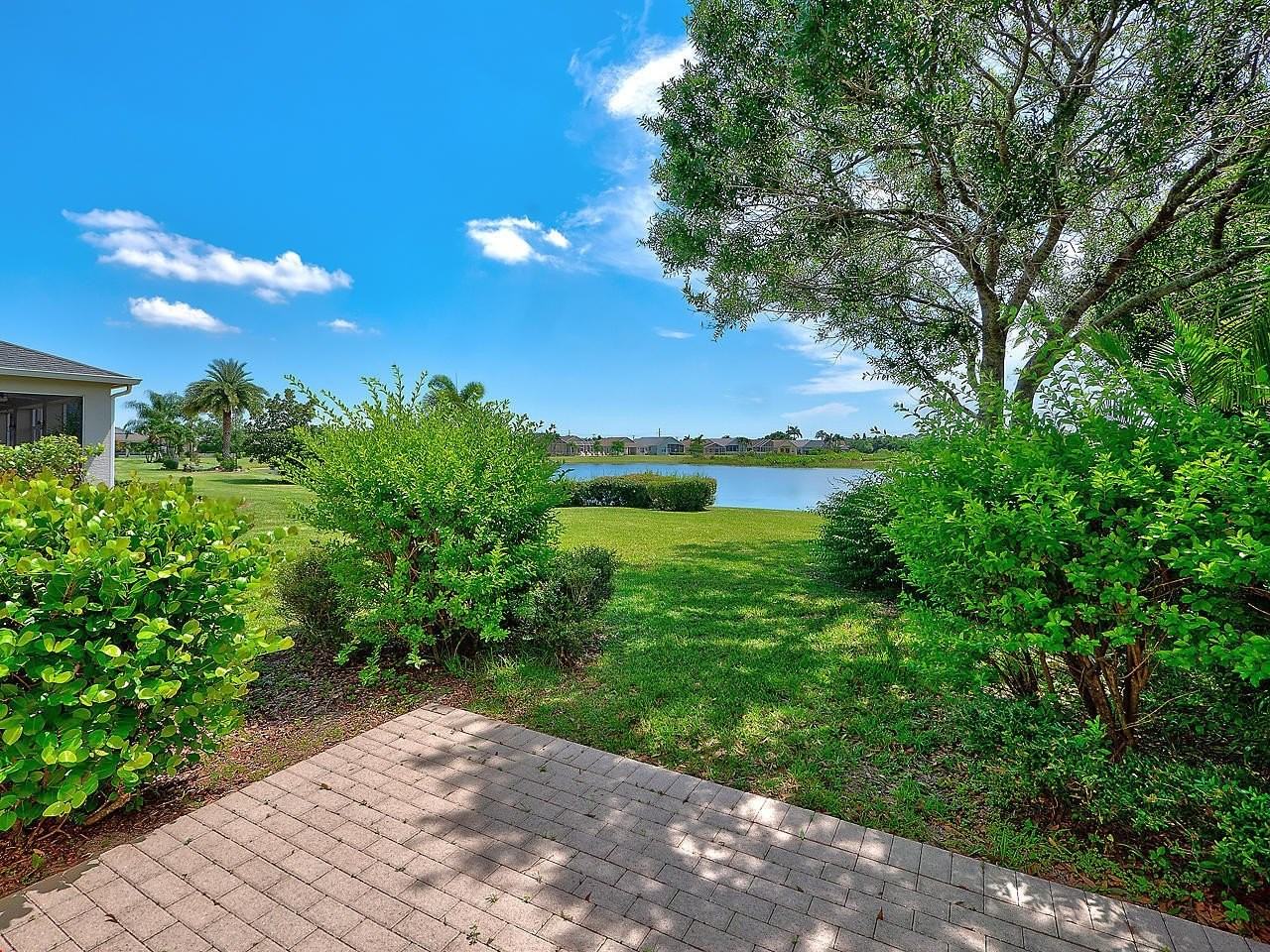 241 Sw Lake Forest Way - Photo 4 of 29
