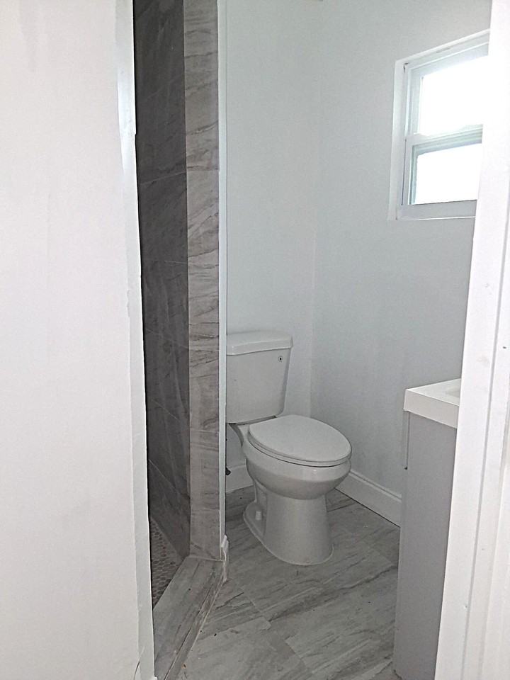 623 45th St - Photo 7 of 9
