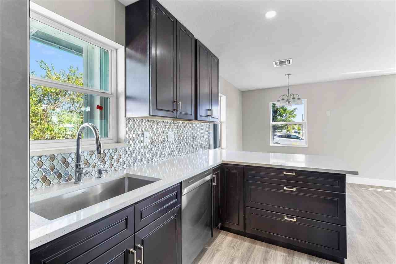 2171 Nw 29th Ave - Photo 4 of 36