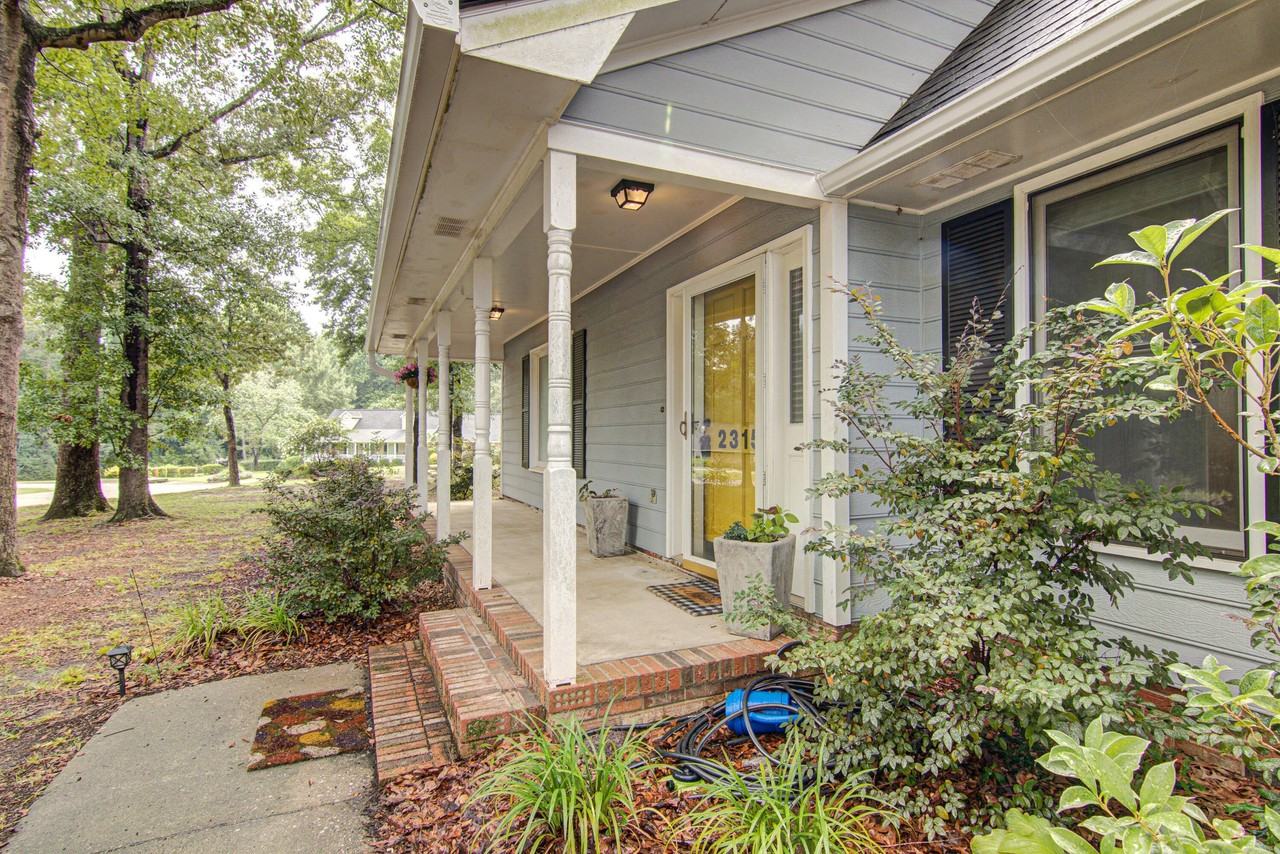 2315 Treetop Ln - Photo 3 of 44