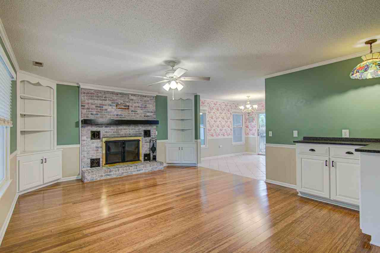 2315 Treetop Ln - Photo 7 of 44