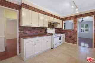 9408 Cattaraugus Ave - Photo 4 of 7