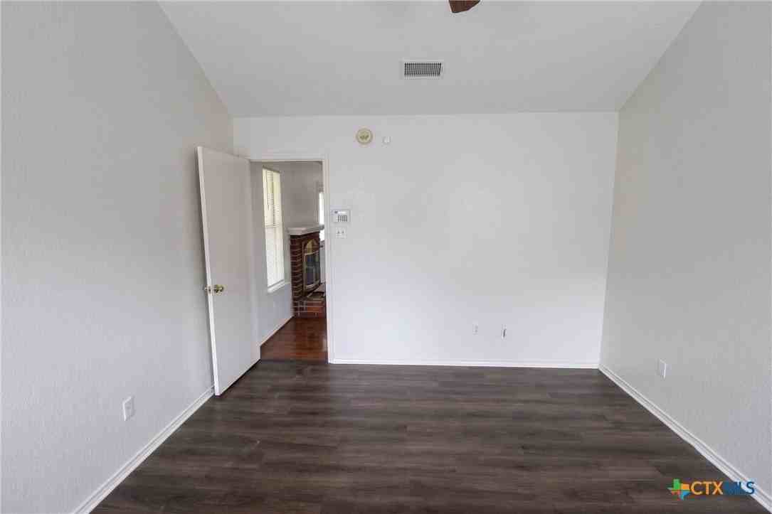 3615 Coral Bay Ln - Photo 7 of 10