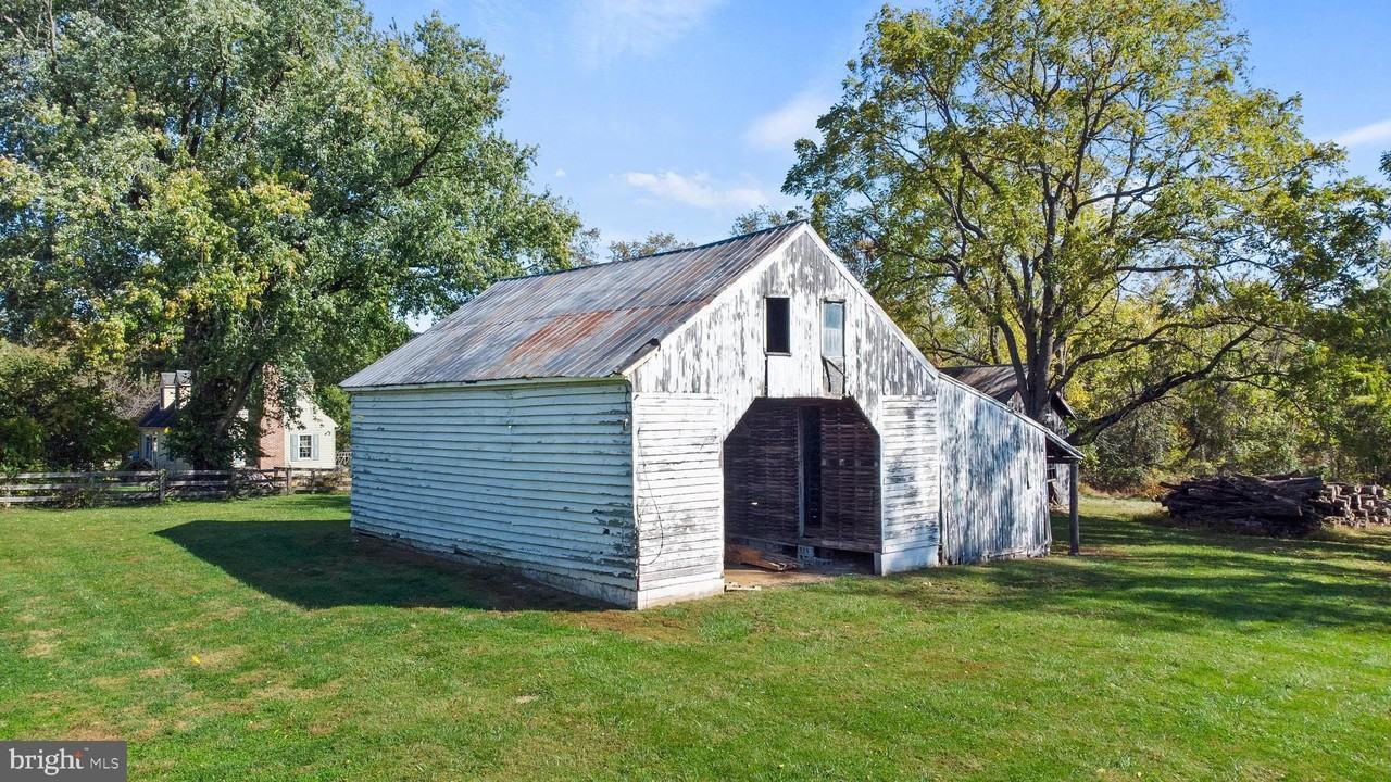 16131 Old York Rd - Photo 5 of 50