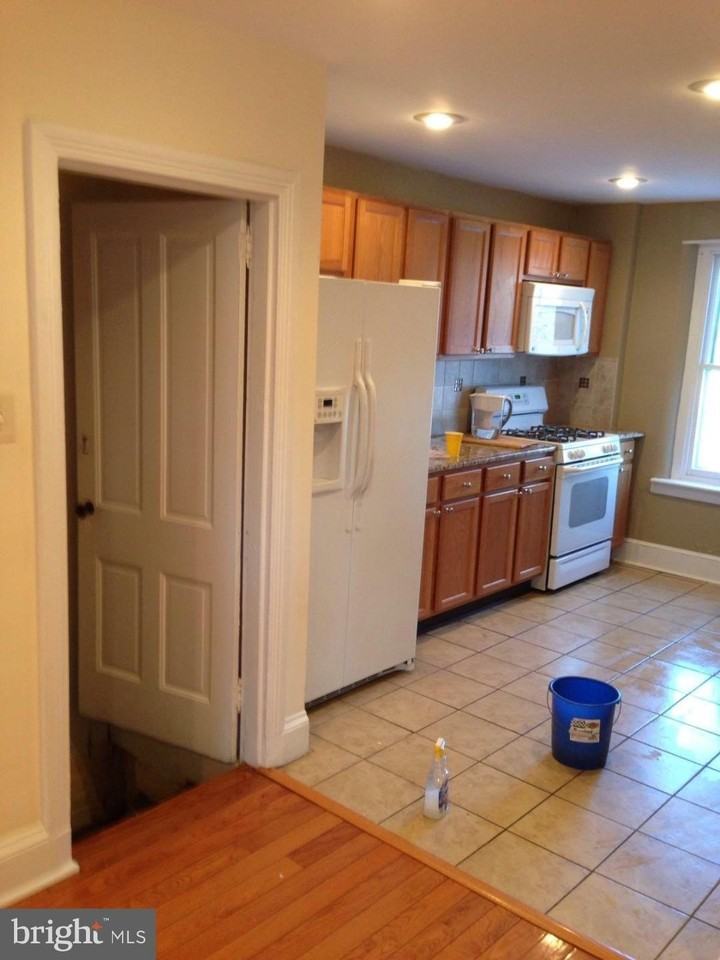 230 W Ashland St - Photo 4 of 14
