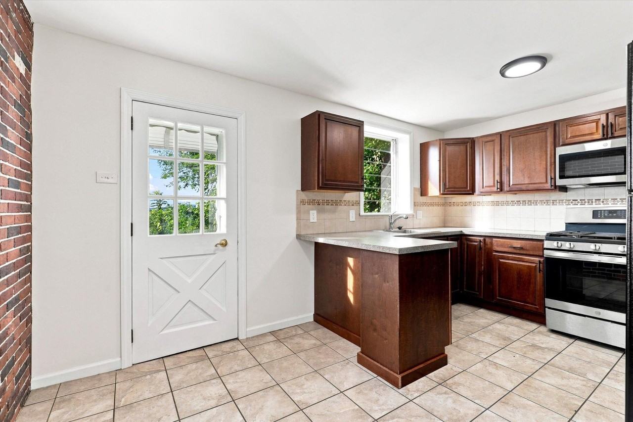 223 Wendover St - Photo 6 of 25