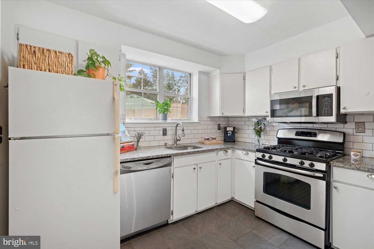 3908 Keller Ave - Photo 7 of 26
